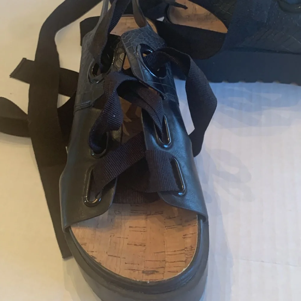 VGUC Urban Outfitters size 38 US 7 platform black lace up shoes